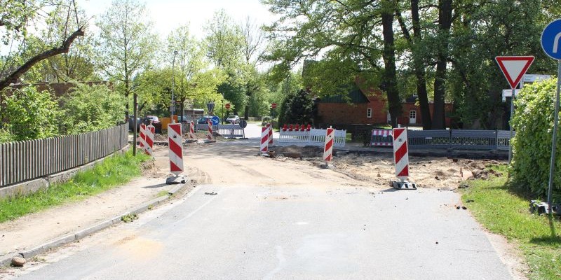 Straßendecke der Kreuzung Burg-/Haupstraße entfernt