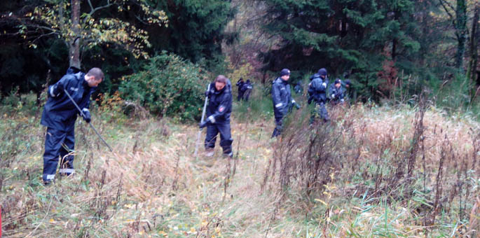 Polizei durchsucht Waldgebiet - Knochenfund