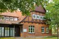 Soll historisches Gebäude im Heimatstil Neubau in „Lärchenholz-Optik“ weichen?
